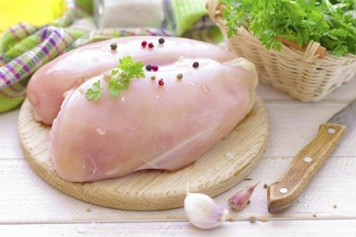 Bạn nên nấu chín thịt gà ở nhiệt độ 165oC để tiêu diệt vi khuẩn độc hại (Ảnh: Thedailymeal)