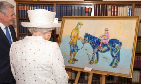 Nữ hoàng Anh ngắm nhìn bức vẽ người Đức trao tặng