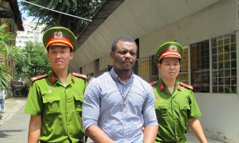 Okoye Uchenna (SN 1977, quốc tịch Nigeria) đã từng lừa hàng loạt quý bà Sài Gòn với hình thức ​tặng quà.