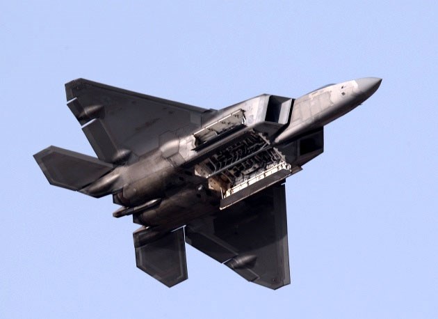 
Máy bay chiến đấu tàng hình F-22 Raptor có thể hoạt động trong mọi điều kiện thời tiết, thực hiện một chuyến bay trình diễn.
