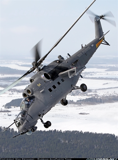 
Nguồn tin quân sự Nga cho biết, đây là lần đầu tiên Mi-35M trong lực lượng vũ trang nước này tham gia tác chiến trên thực địa và cũng là lần đầu tiên thế giới bên ngoài được chứng kiến hoạt động của “vua” trực thăng tấn công.
