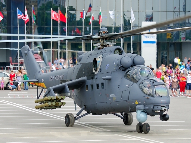 
Trực thăng Mi-35M với lớp sơn màu xám, có thể là đánh dấu sự khác biệt với Mi-24, ở phần đuôi có vệt sơn màu vàng.
