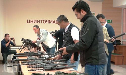 Nhóm phóng viên xem các loại vũ khí hạng nhẹ.