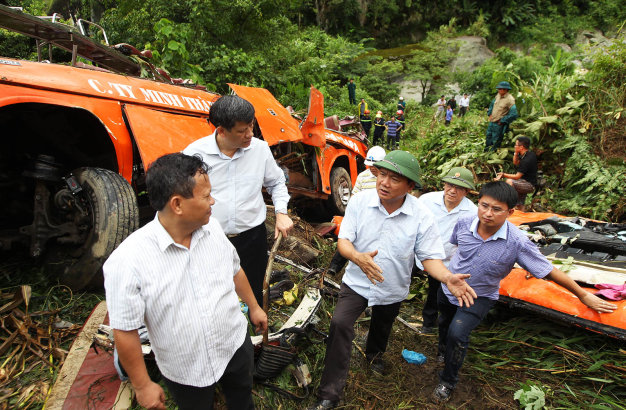 Bộ trưởng Đinh La Thăng xuống tận hiện trường để chỉ đạo công tác cứu nạn - Ảnh: Nguyễn Khánh