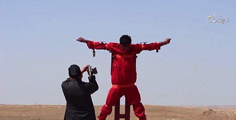 Đao phủ IS hành hình tù nhân bị trói trên thánh giá
