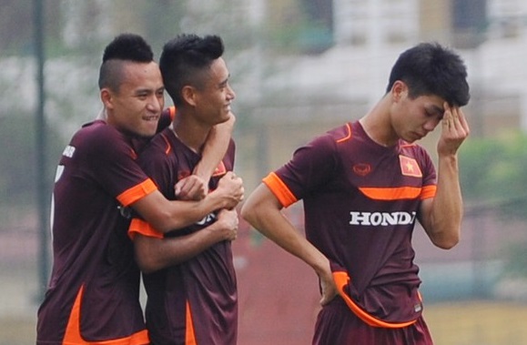 
Trong màu áo U23 Việt Nam, với những cầu thủ như Công Phượng, Huy Toàn được xem là người đàn anh, là chỗ dựa trên sân cỏ.
