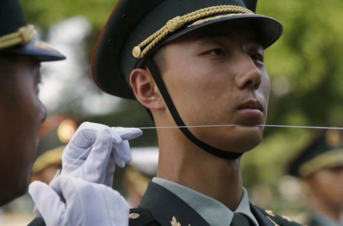 Trung Quốc hạ chuẩn trong tuyển mộ binh lính - Ảnh 1