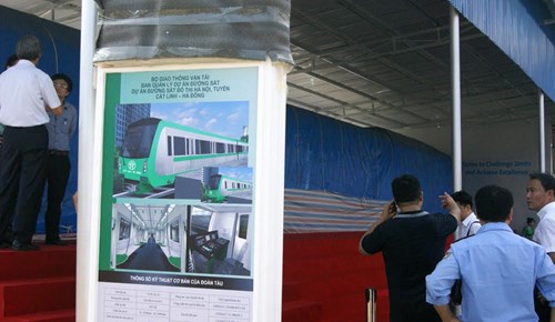 
Mọi công tác chuẩn bị trưng bày và lấy ý kiến người dân về mô hình tàu đường sắt Cát Linh - Hà Đông đã được chuẩn bị xong. Chỉ đợi ngày mai (29/10), sẽ chính thức mở cửa cho người dân tới xem và đóng góp ý kiến.
