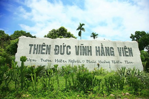 
Thiên Đức Vĩnh Hằng Viên với sơn thủy hữu tình được bao quanh bởi Núi Nghĩa Lĩnh và dãy Tam Đảo. Dự án mang tầm quốc gia đạt tới các chỉ tiêu tốt nhất về kiến trúc, cùng với quy trình mai táng hiện đại đảm bảo cảnh quan và vệ sinh môi trường.
