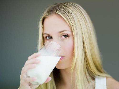 
Uống sữa trước khi đi ngủ giúp phục hồi làn da.
