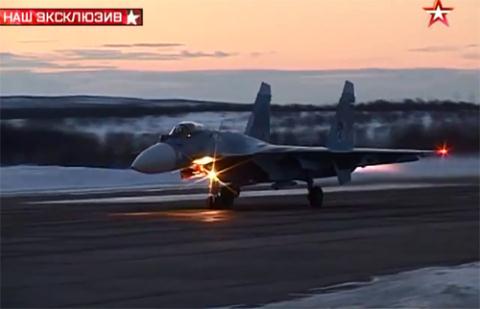 Tiêm kích Su-33 cất cánh tại sân bay ven biển Severomorsk.