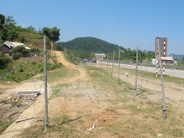 Hàng rào trên tuyến cao tốc Nội Bài-Lào Cai bị người dân tháo rõ, ảnh hưởng đến an toàn giao thông.