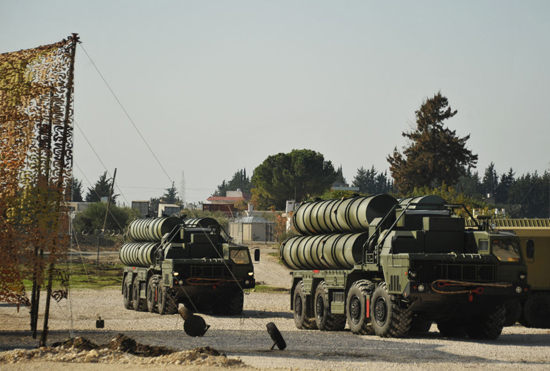 
Hệ thống tên lửa phòng không S-400 ở Syria.

