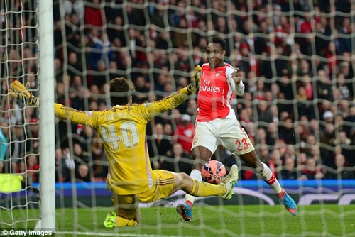 Tình huống bỏ lỡ khó hiểu của Welbeck cuối tuần qua...(Ảnh: Getty)