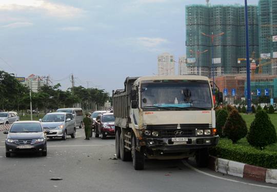 
Chiếc xe ben gây tai nạn chỉ dừng lại khi đâm vào dải phân cách
