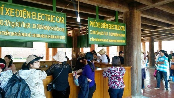 Xe điện được doanh nghiệp Xuân Trường nhập về phục vụ du khách với giá vé khá đắt.