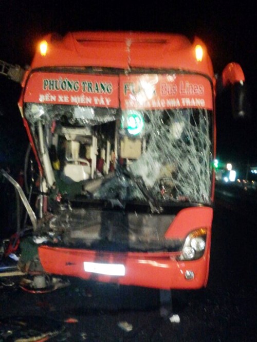 
Vụ tai nạn khiến chiếc xe khách Phương Trang hư hỏng nặng.
