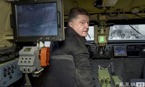 Tổng thống Ukraine đích thân kiểm tra và lái thử xe bọc thép Dozor-B