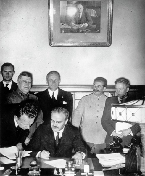 
Ngoại trưởng Liên Xô Molotov (ngồi) ký Hiệp ước Không Xâm lược lẫn nhau giữa Đức và Liên Xô ở Moscow ngày 23/8/1939, chỉ vài ngày trước khi nổ ra Thế chiến 2. Phía sau ông là Lãnh tụ Liên Xô Stalin. Ảnh: Bộ Chiến tranh Đức.
