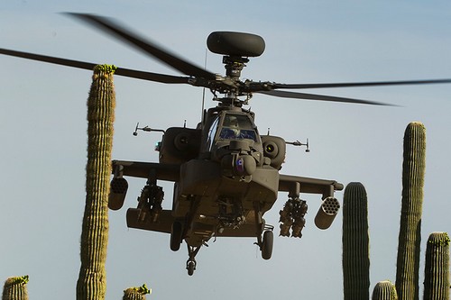 
AH-64D Apache của Mỹ có thể đạt tốc độ tối đa 284 km/h trong điều kiện ngày nóng.
