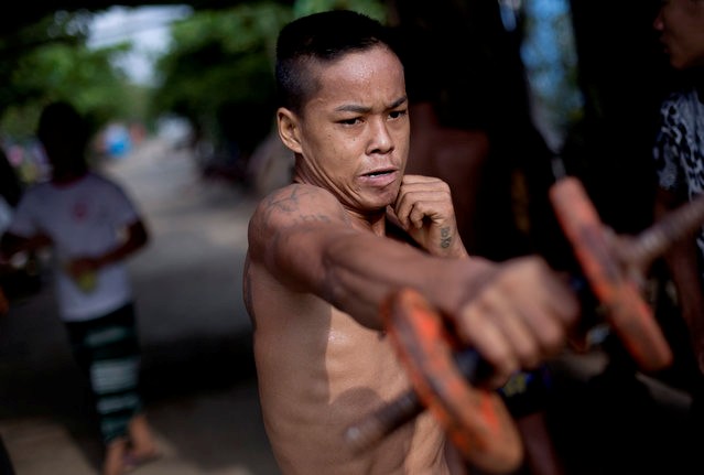 Thành viên câu lạc bộ White New Blood tập môn võ truyền thống Lethwei tại con đường ở huyện Oakalarpa, phía bắc thành phố Yangon.