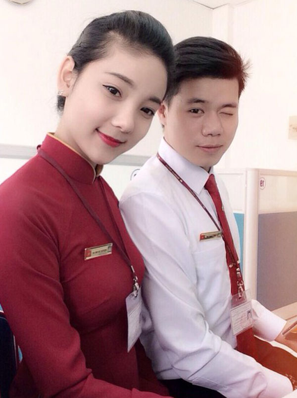 Ngắm nữ tiếp viên hàng Việt Nam trong đồng phục áo dài đỏ