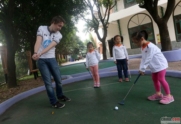 Nhà trường tổ chức cho học sinh chơi golf, môn thể thao dành cho giới thượng lưu.
.content ul li img {height: auto;}

