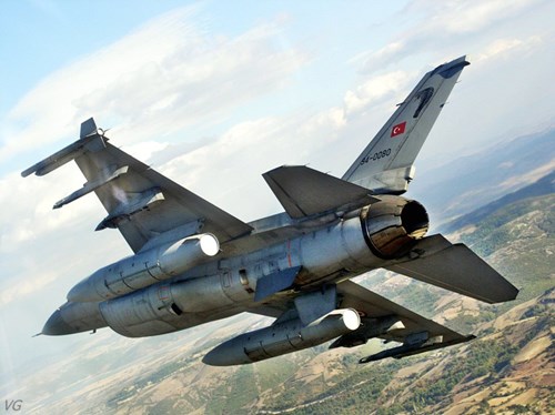 
Tuy chỉ được trang bị một động cơ, nhưng với hình dáng khí động học và hệ thống điều khiển điện tử hiện đại, F-16 có thể đạt vận tốc tối đa 2.400 km/h, cao hơn nhiều so với Su-24 của Nga .
