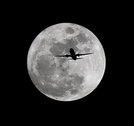 Phi cơ chở khách bay qua Trăng tròn đầu năm gần sân bay Los Angeles, Mỹ.