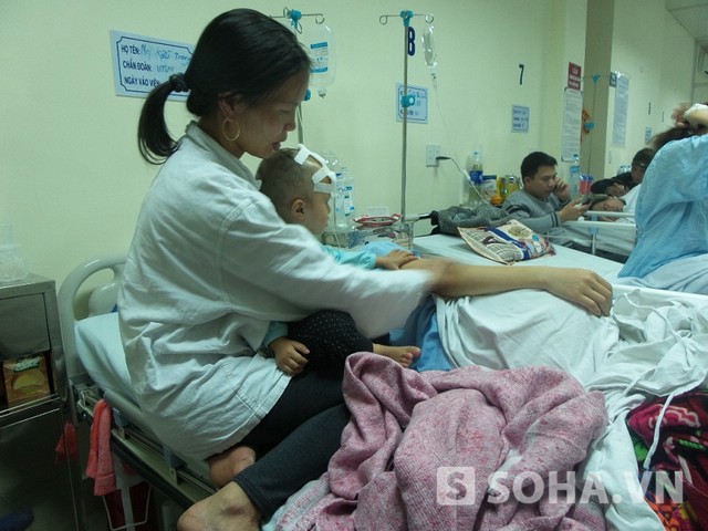 Mẹ con chị Trang hiện đang được bố mẹ đẻ của chị Trang chăm sóc tại Bệnh viện Hữu nghị Việt Đức...
