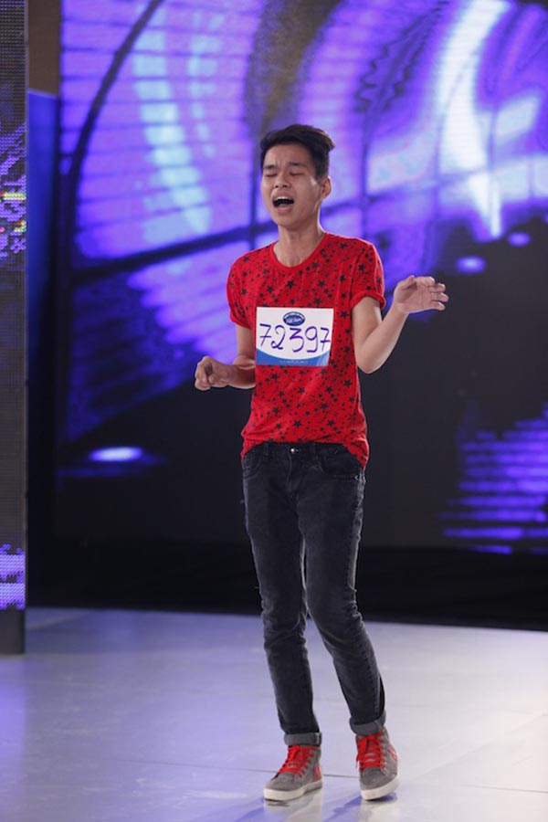 Vừa cất giọng hát, sự “gồng cứng” của thí sinh 17 tuổi Nguyễn Hữu Nghĩa cũng khiến cho giám khảo không thể nhịn cười.