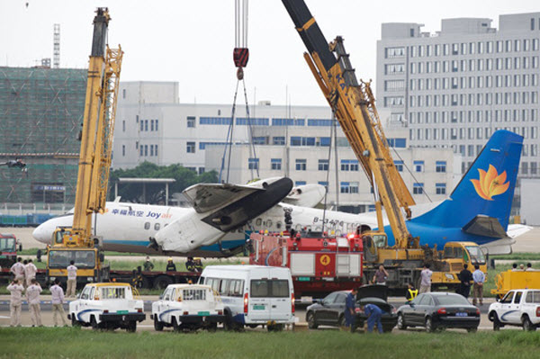 Lực lượng cứu hộ làm việc tại sân bay quốc tế Trường Lạc ở thành phố Phúc Châu của Trung Quốc sau khi một chiếc máy bay bị trượt khỏi đường băng.