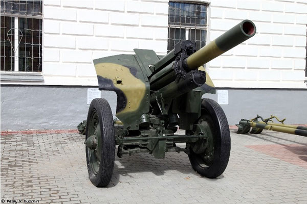 Lựu pháo kéo xe M-30 122 mm, nó là một trong những vũ khí chủ lực của Hồng quân trong Chiến tranh thế giới thứ 2. Hiệu quả cao, chi phí thấp là những ưu điểm của vũ khí này.