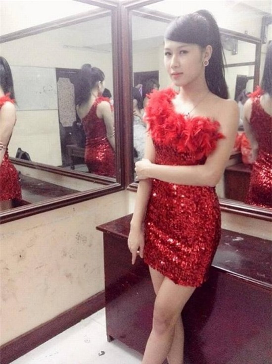 Ngay từ khi xuất hiện, hot girl Trâm Anh đã được đặt lên bàn cân để so sánh với nhan sắc của Hương Giang Idol. Cô nàng sở hữu vẻ đẹp mong manh và rất nữ tính.