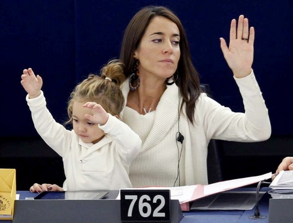 
Vittoria 3 tuổi đã biết giơ tay biểu quyết cùng mẹ.
