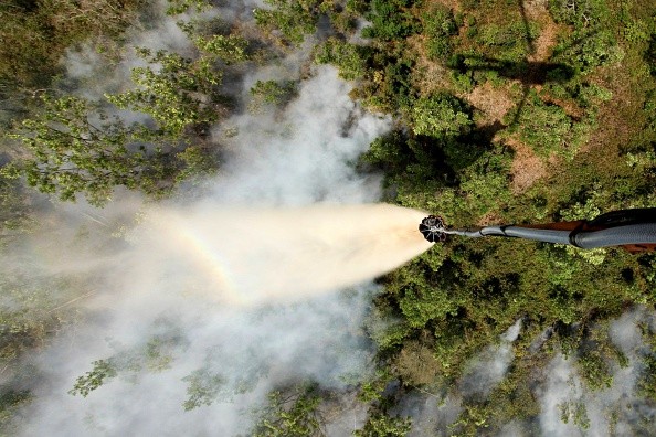 Máy bay trực thăng thả nước để dập tắt một đám cháy rừng ở Palembang, Indonesia.