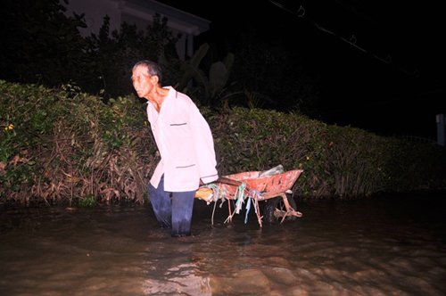 Cụ ông khổ sở trở về nhà