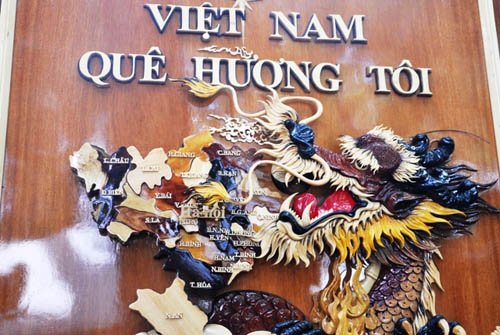 Ngắm bản đồ Việt Nam được trang trí bằng 70 loại gỗ