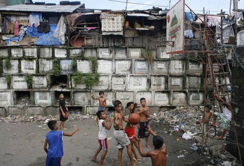 Trẻ em vô tư chơi bóng rổ trong một nghĩa trang ở thành phố Manila.