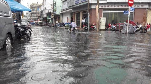 Mưa lớn, nước ngập gây nhiều khó khăn cho người dân kinh doanh, sinh sống quanh các khu vực bị ngập sâu.