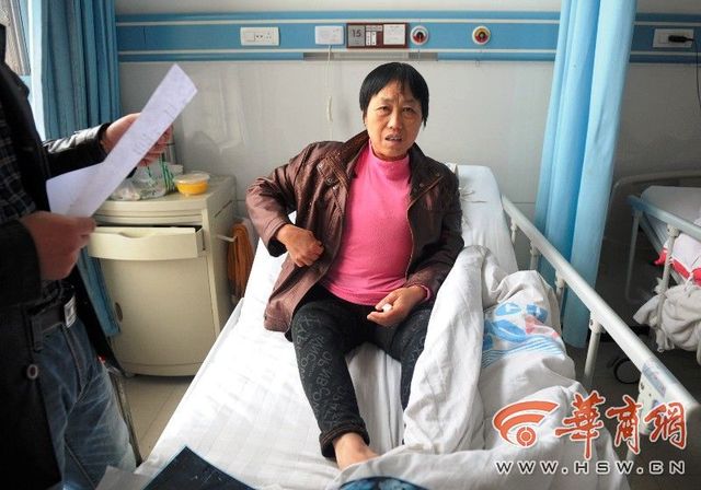
Bà Vương sau khi thấy đau bên sườn đã đi bệnh viện kiểm tra. Kết quả là hai xương sườn của bà đã bị gẫy.

