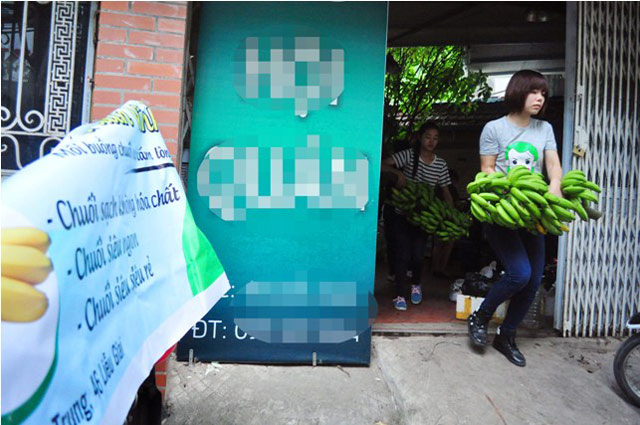 
Chị Lê Thu Trang - trưởng nhóm bán chuối cho biết, tấm biển kêu gọi mua chuối ủng hộ chưa kịp căng lên thì người dân đã đến mua tấp nập.

