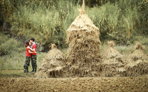 Mặc dù gặp khá nhiều khó khăn, trắc trở trong chuyến đi nhưng do đã từng đi phượt tình nguyện ở một số vùng cao thì những khó khăn đó là rất nhỏ với cặp đôi Văn Nghĩa – Ngọc Châm. Cái quan trọng của họ là được khám phá, lưu lại khoảng khắc hạnh phúc trong bộ ảnh cưới ở Hà Giang, nơi lần đầu tiên cặp đôi mê phượt chưa có dịp được đến.