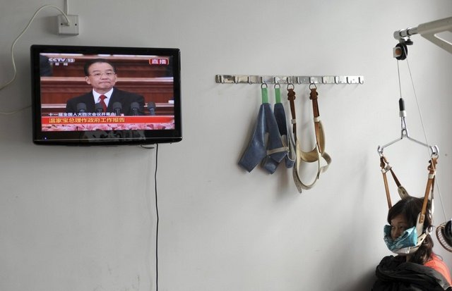 
Bệnh nhân theo dõi truyền hình trong khi vẫn được điều trị tại một bệnh viện ở Trung Quốc.
