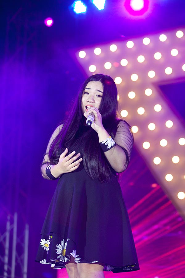 Vân Anh, Bảo Uyên - 2 học trò của Mỹ Tâm tại The Voice cũng vinh dự được biểu diễn trong sự kiện lớn với đàn anh, đàn chị.