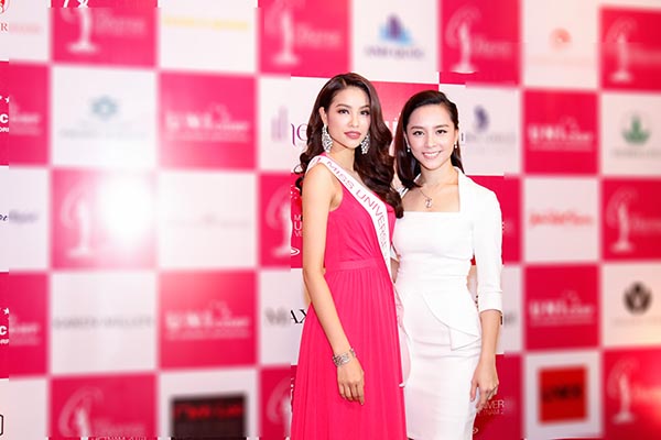 Cô cũng dành thời gian trò chuyện, chụp hình kỉ niệm với á hậu Dương Trương Thiên Lý - Giám đốc quốc gia của Hoa hậu Hoàn vũ Việt Nam.