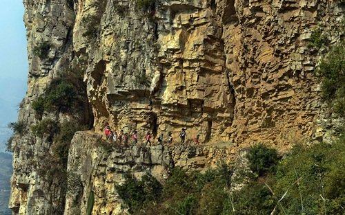 
Những đứa trẻ dũng cảm này phải mất 5 tiếng đồng hồ để đi học bằng con đường mòn trên sườn núi hiểm trở ở Gulu, Trung Quốc. Con đường này chỉ rộng khoảng hơn 1m và đầy sỏi đá, khó đi.
