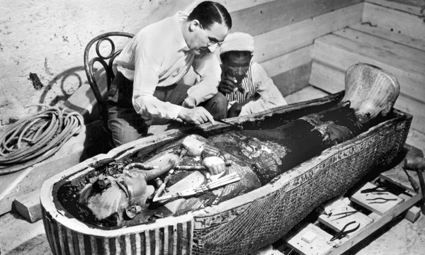 Howard Carter bên cạnh quan tài của Pharaoh Tutankhamun