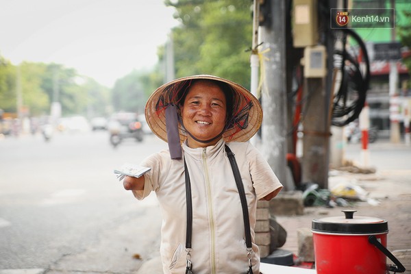 Bên cạnh chị lúc nào cũng có một thùng nước lạnh được chuẩn bị sẵn. Chị nói, ngồi cả ngày ngoài nắng, phải uống nhiều nước nếu không sẽ... xỉu mất!