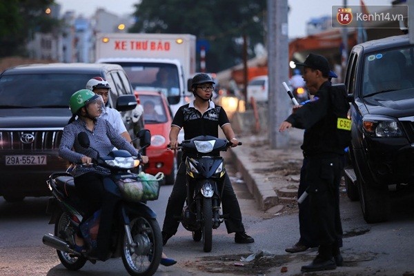 Nhiều người dừng lại hỏi đường đi và được lực lượng chức năng nhiệt tình giúp đỡ. Theo đó người dân muốn đi đường Bưởi sẽ phải đi thêm khoảng 200 mét nữa sẽ đến đường rẽ lên.